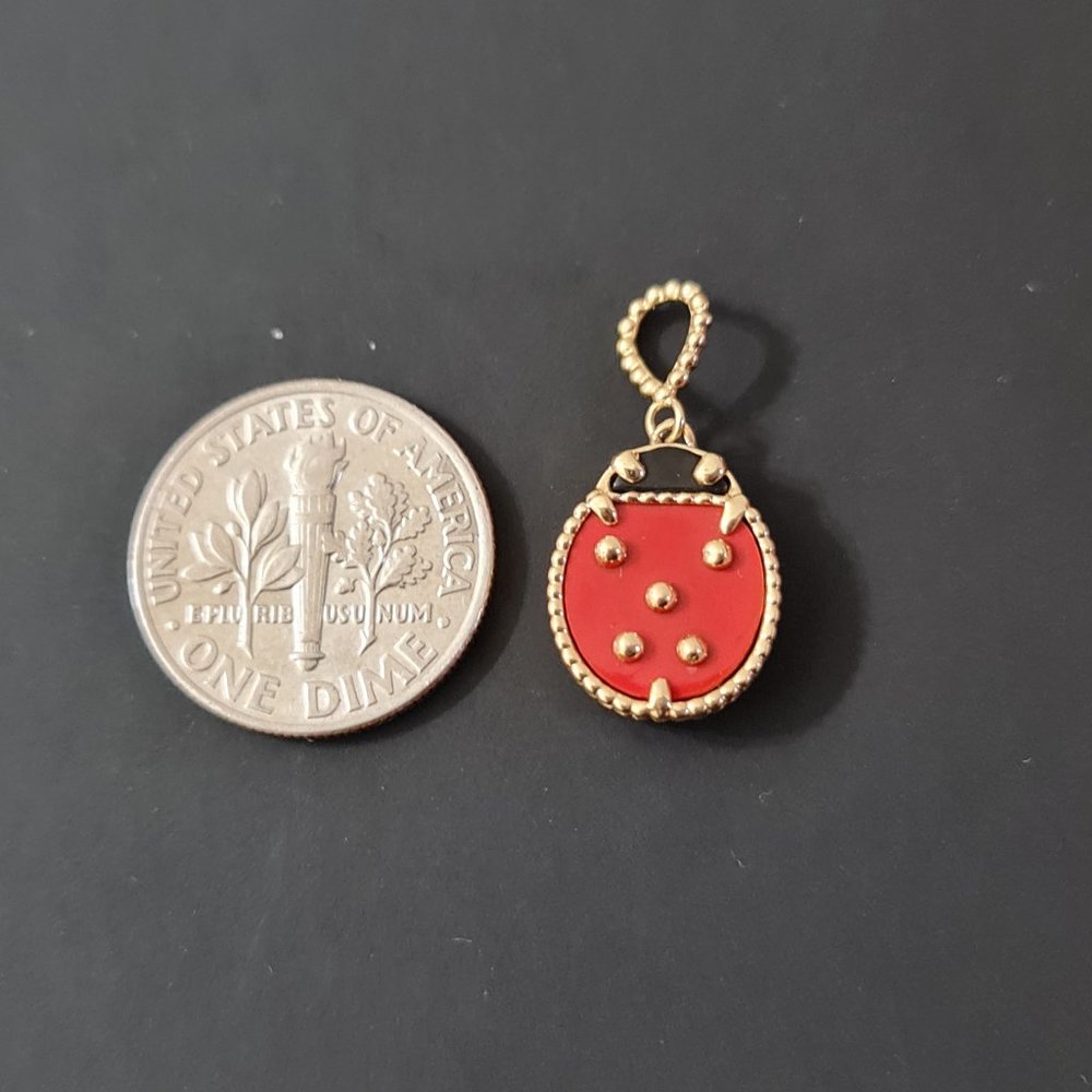 Beautiful necklace with designer inspired pendant - Picture 15 of 15
